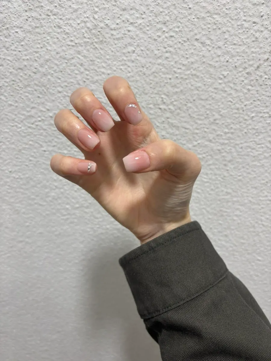 스퀘어 쉐입으로 마무리한 웨딩네일