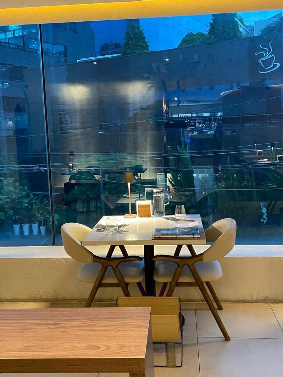 화이트톤 테이블과 금빛 램프