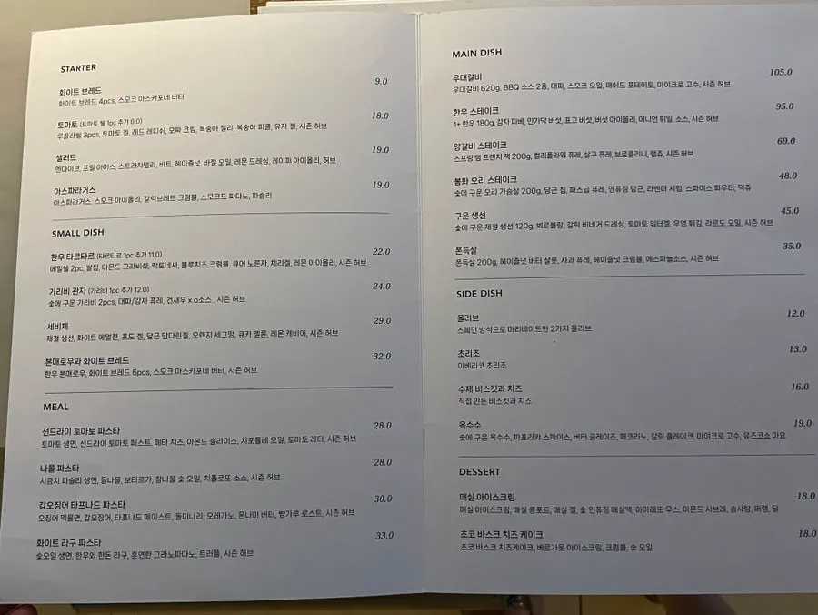 입구에 준비된 와인들