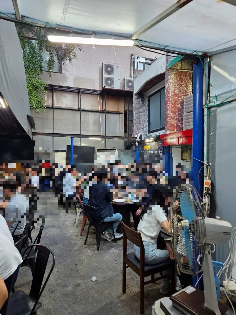 Nighttime atmosphere of the outdoor seating at Apgujeong Yeontan Gongjang