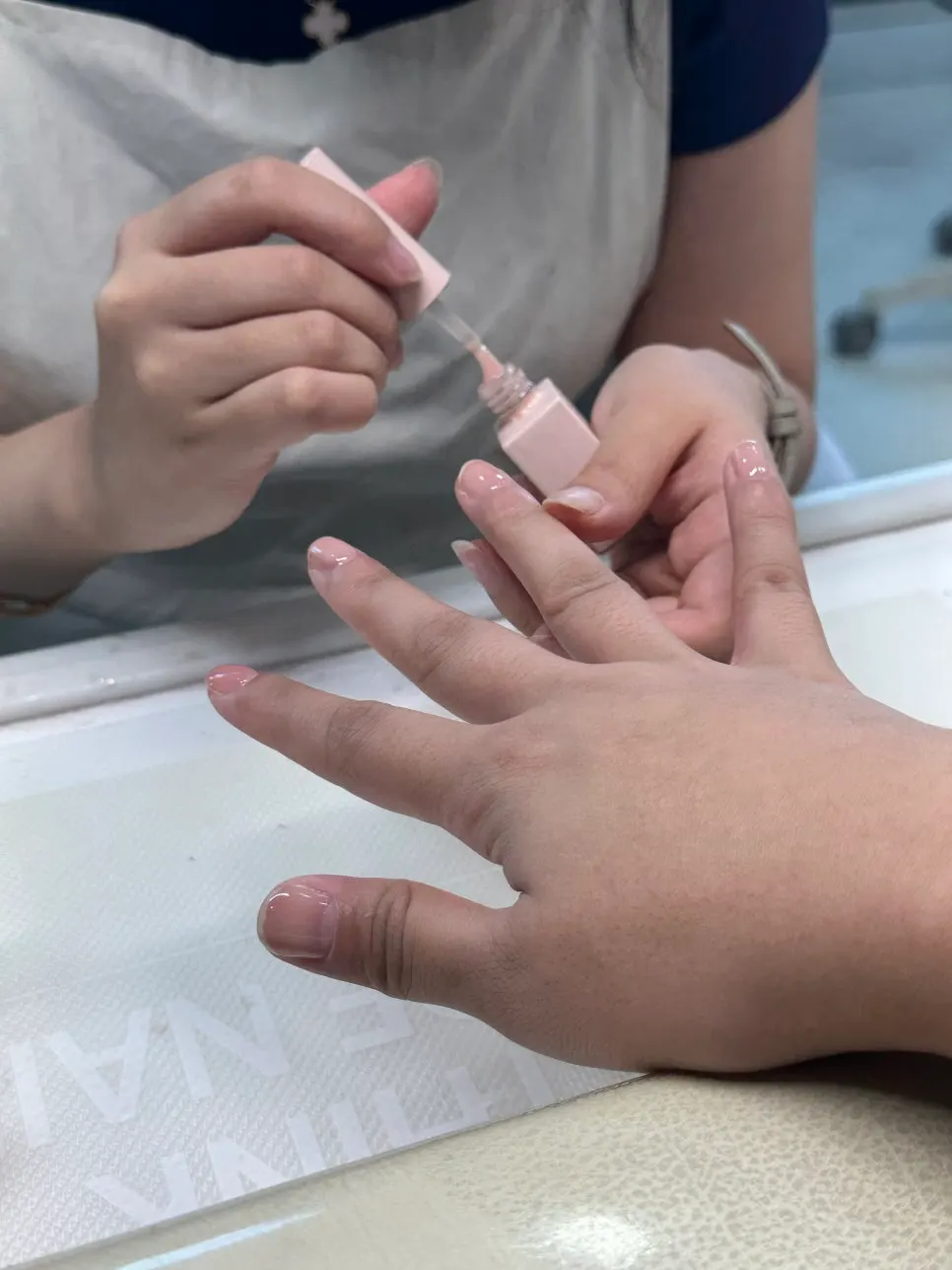 Applying gel nail color