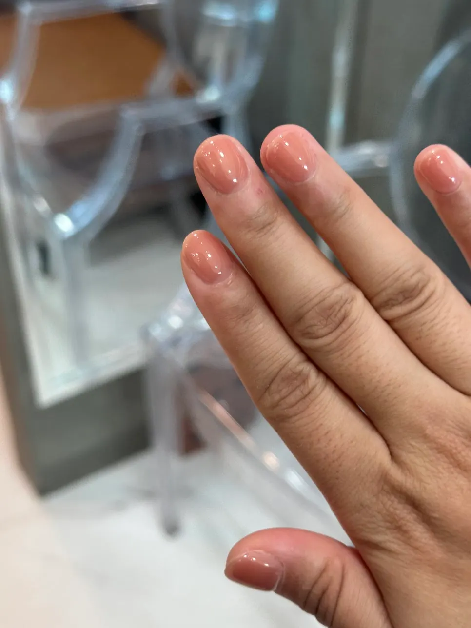 Shiny single-color gel nail fingertips