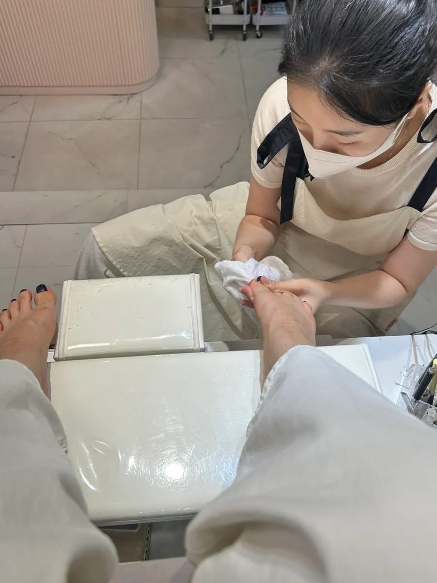 Photo of the comfortable foot callus-care process