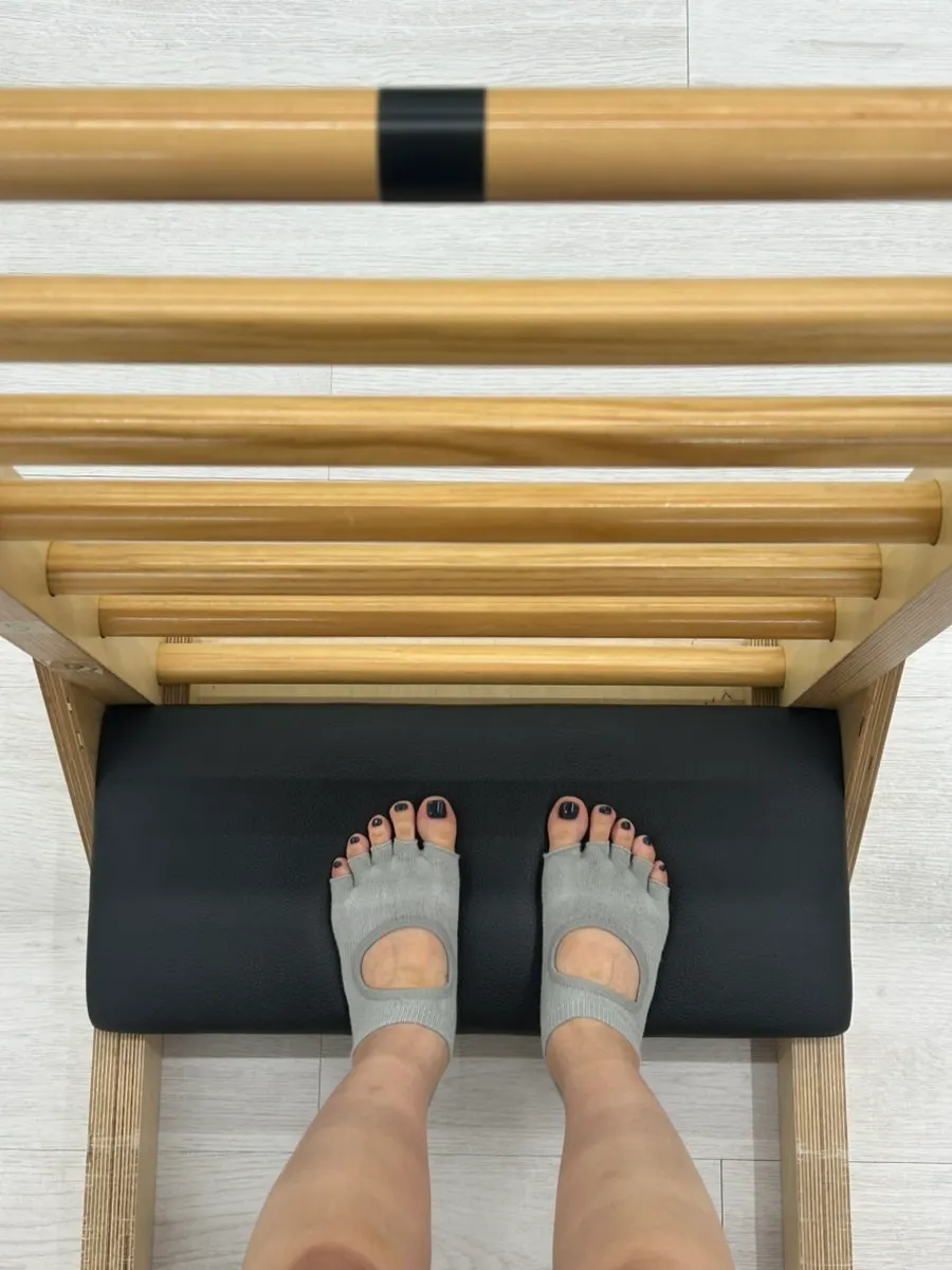 Photo of the neatly finished ultramarine pedicure