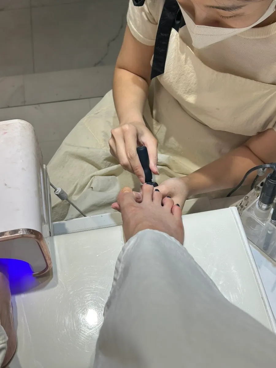 Photo of the ultramarine pedicure toe accent