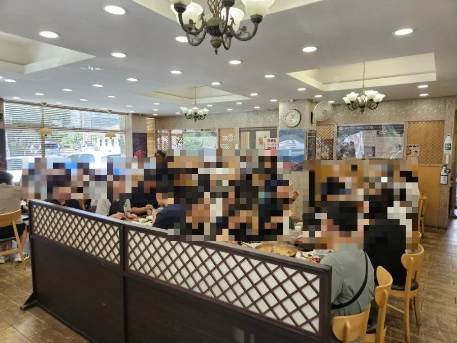 周日白天满是顾客的店内