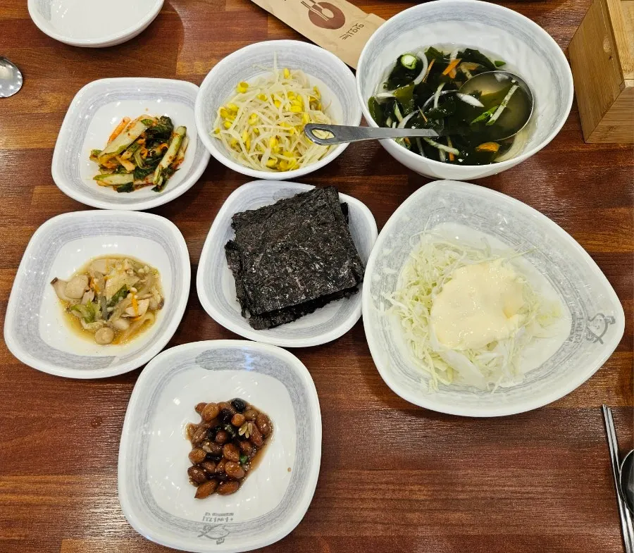 鳕鱼干炖锅搭配的一桌小菜
