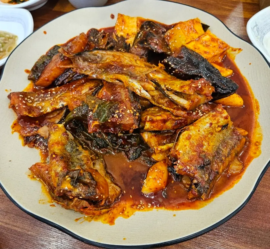 三条鳕鱼干与下方铺着的干白菜