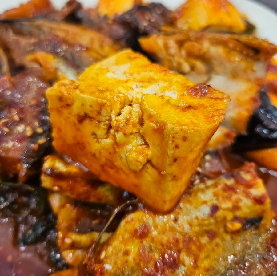 鳕鱼干炖锅中的炖豆腐