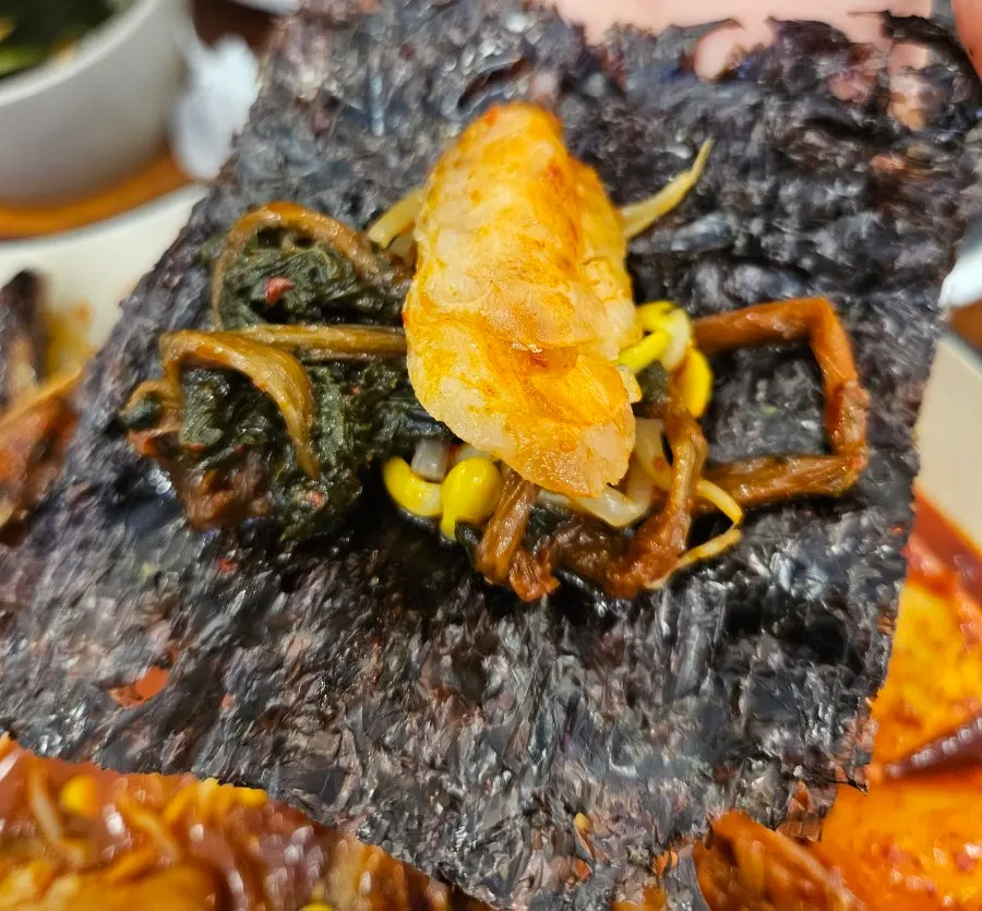 用海苔包着鳕鱼干与米饭吃