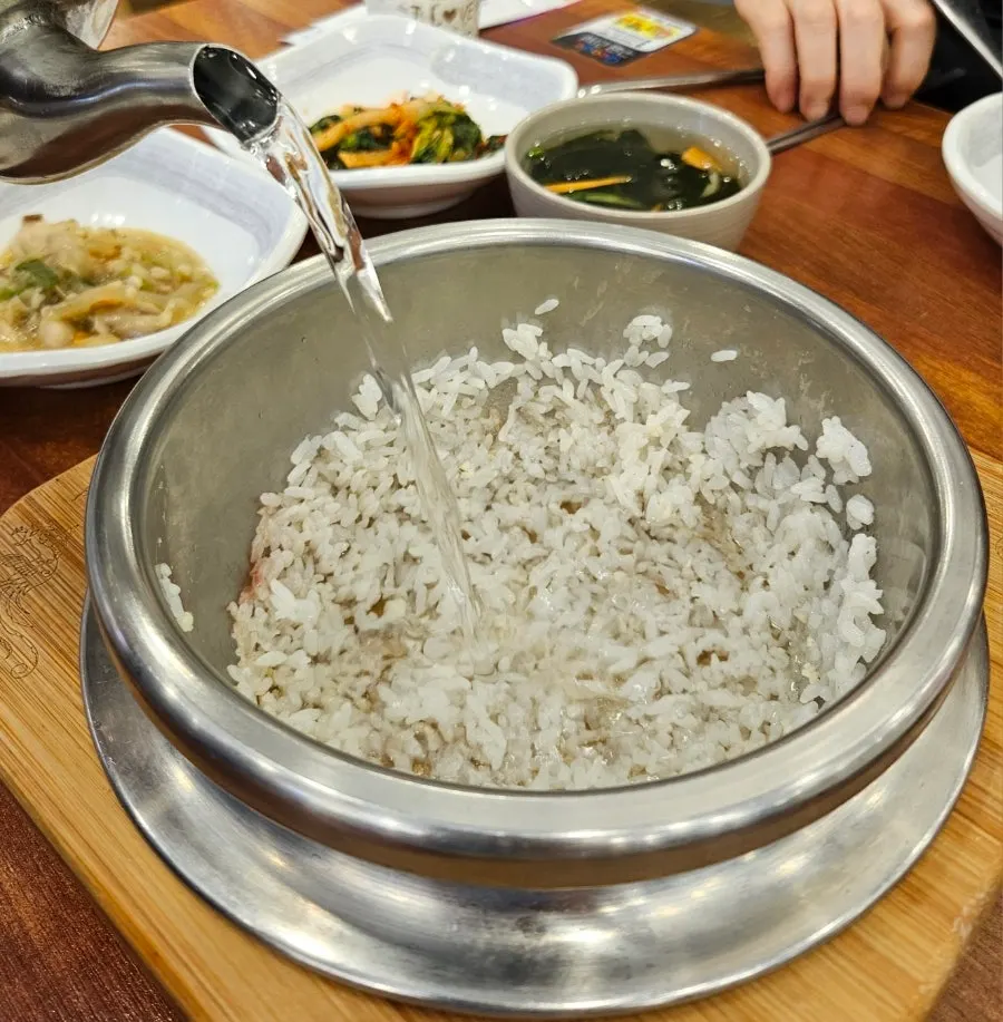 往砂锅里加水制作锅巴
