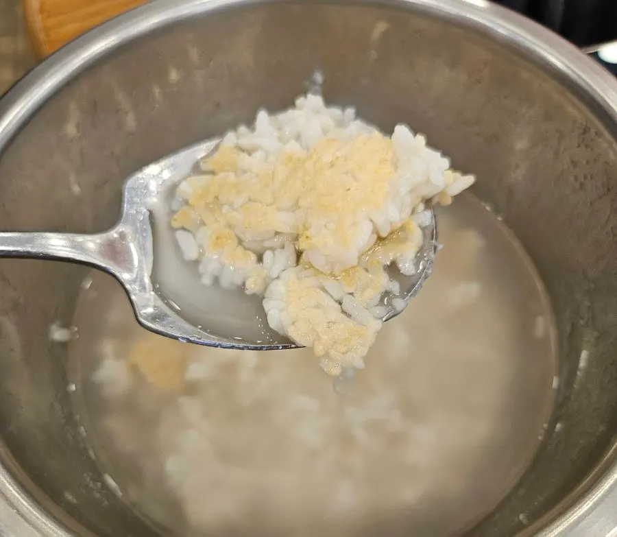 完成的砂锅饭锅巴