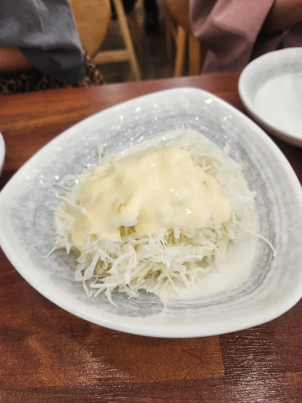 한식 밑반찬이 놓인 테이블