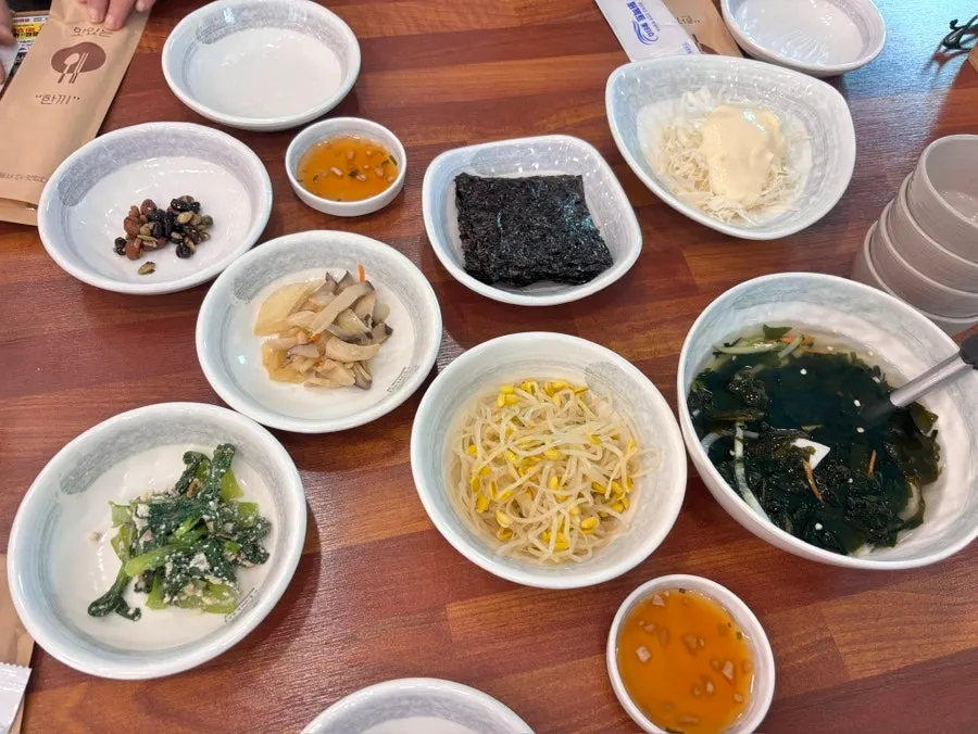 견과류와 버섯양파볶음, 양배추샐러드 등 기본 반찬