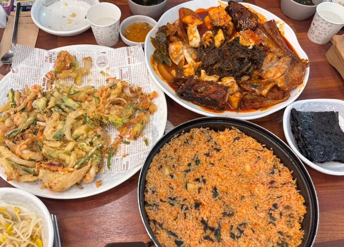 시래기 코다리찜과 바싹해물전이 놓인 상차림