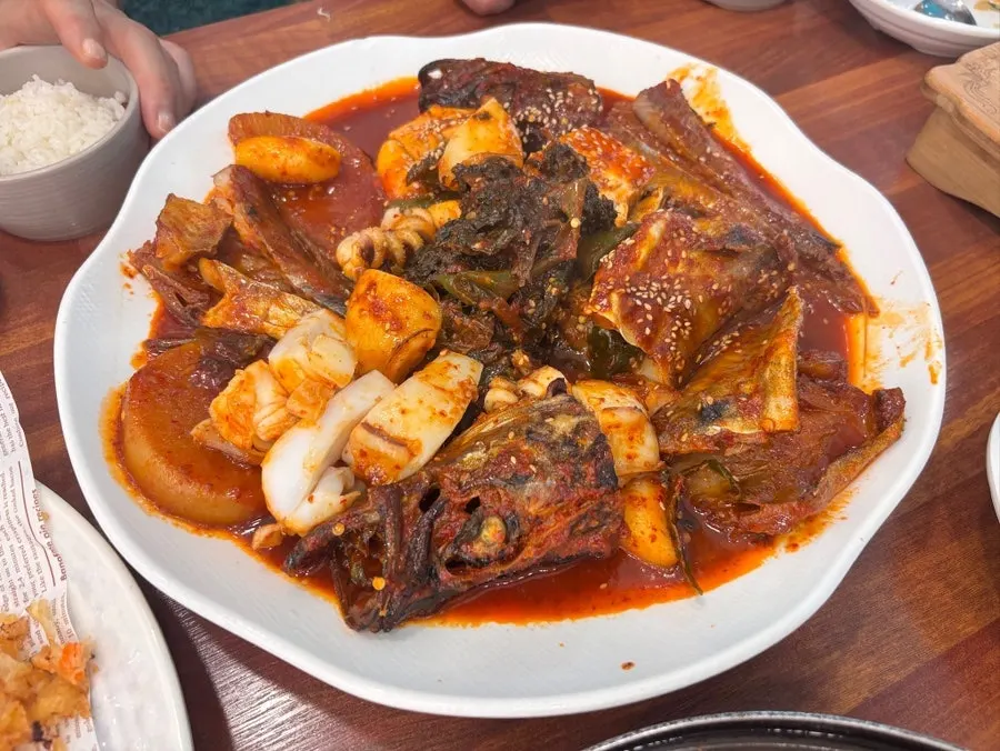 코다리찜과 반찬, 솥밥이 함께 놓인 테이블