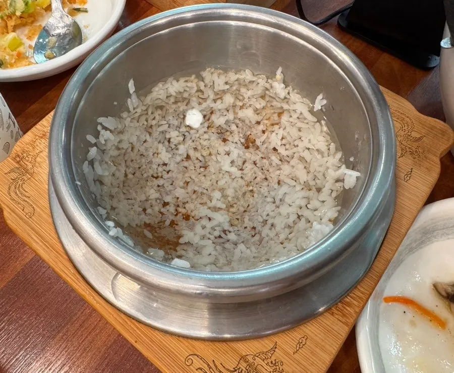 솥밥을 덜어 담은 그릇