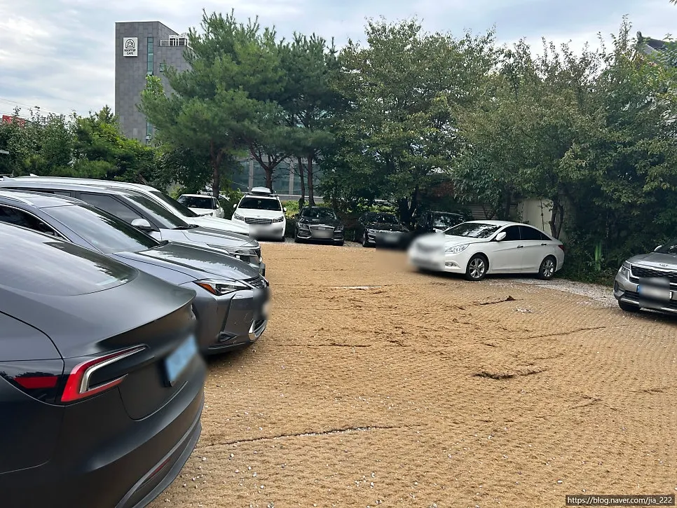 Appa Jjim Main Branch's private parking lot and large signboard