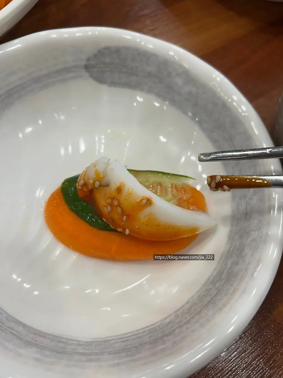 Cuttlefish sashimi served with vinegared gochujang dip