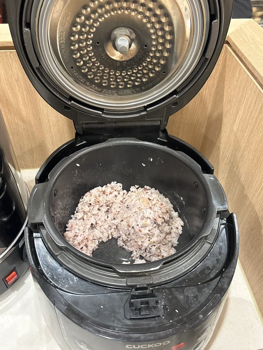 Service bar with five-grain rice, seaweed, and eggs