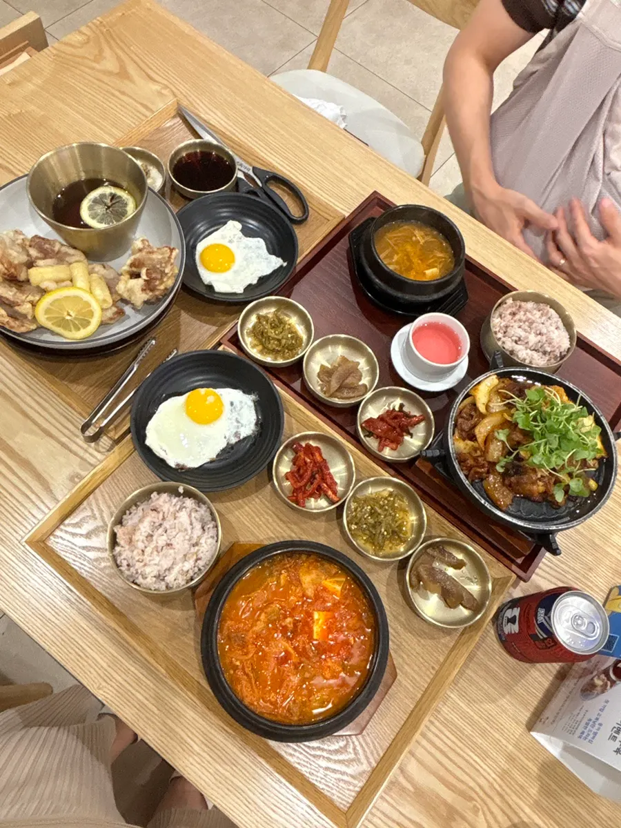 Table setting with the ordered Korean dishes