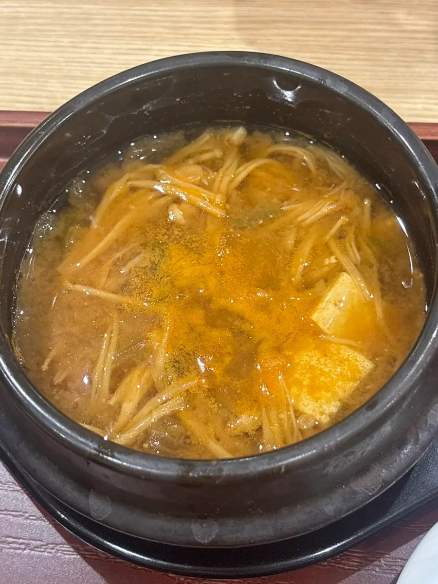 Components of the charcoal-grilled spicy pork set meal