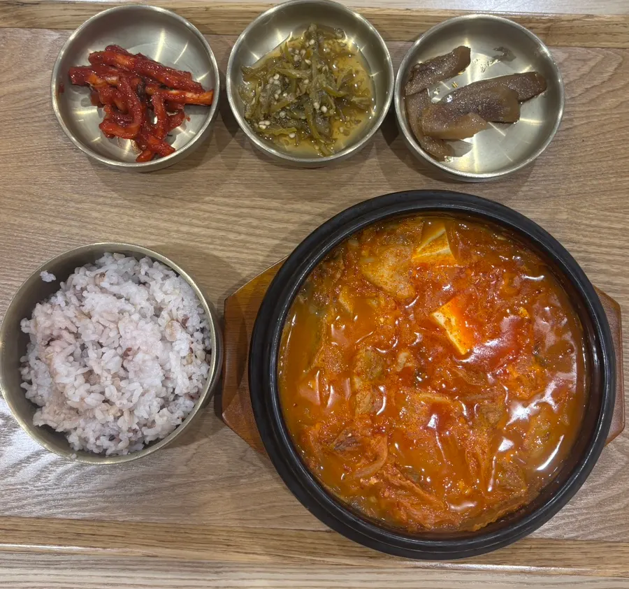 Rice cakes served with tangsuyuk