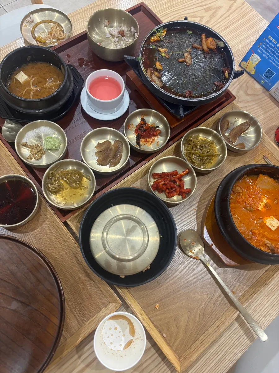 Kimchi stew with meat and tofu