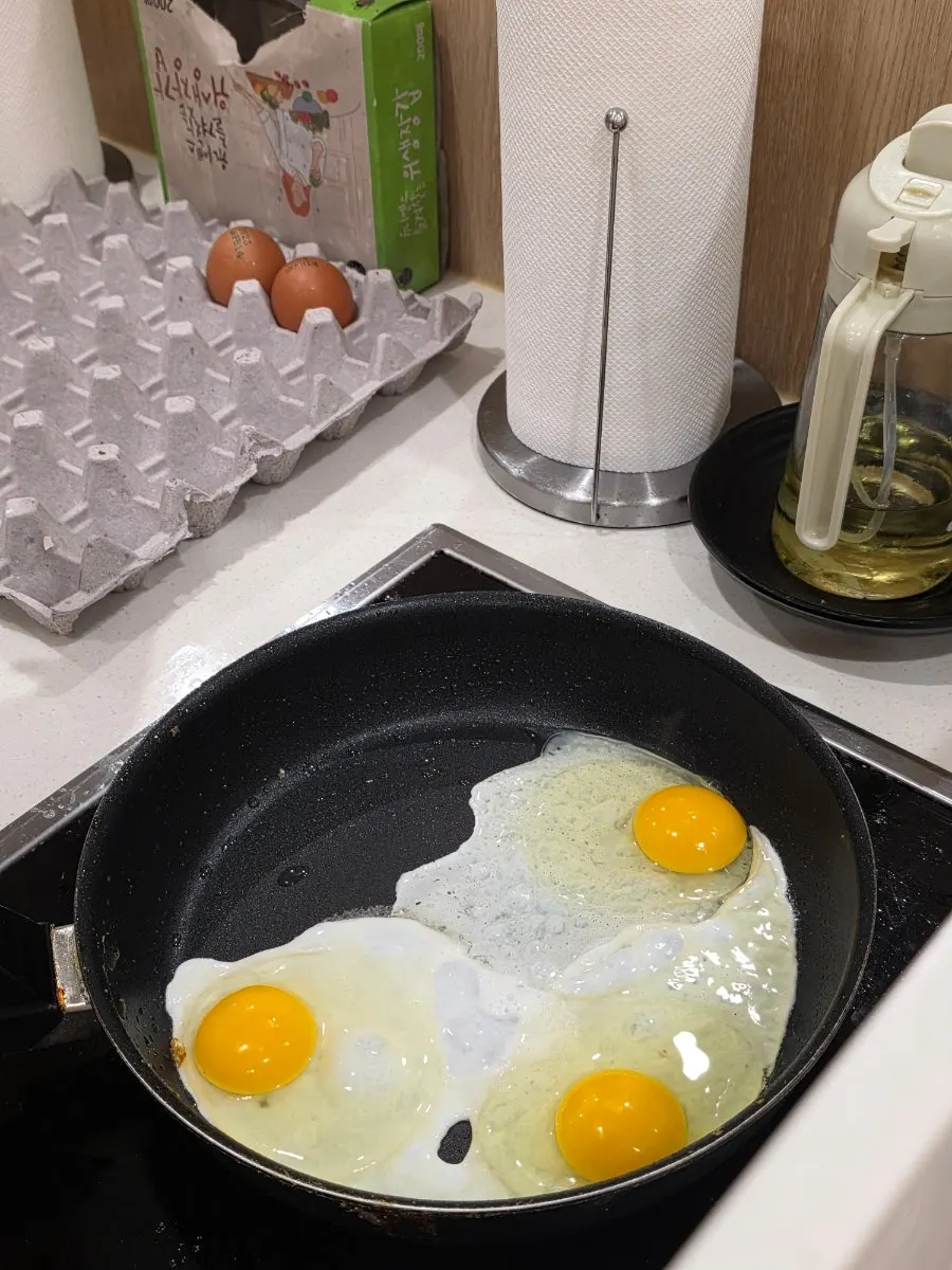 Self-service bar where guests can make fried eggs