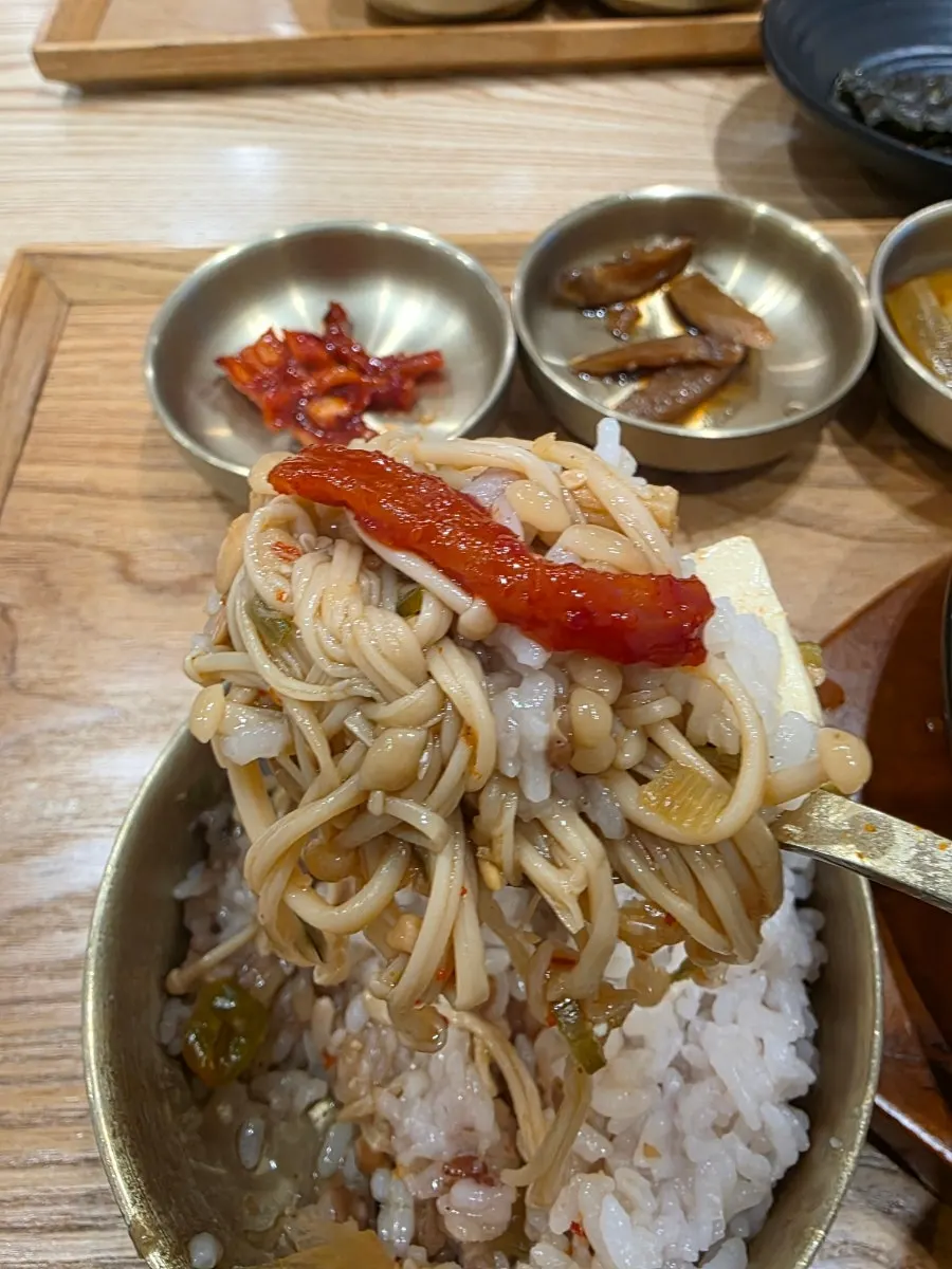 Components of the tofu doenjang-jjigae set meal