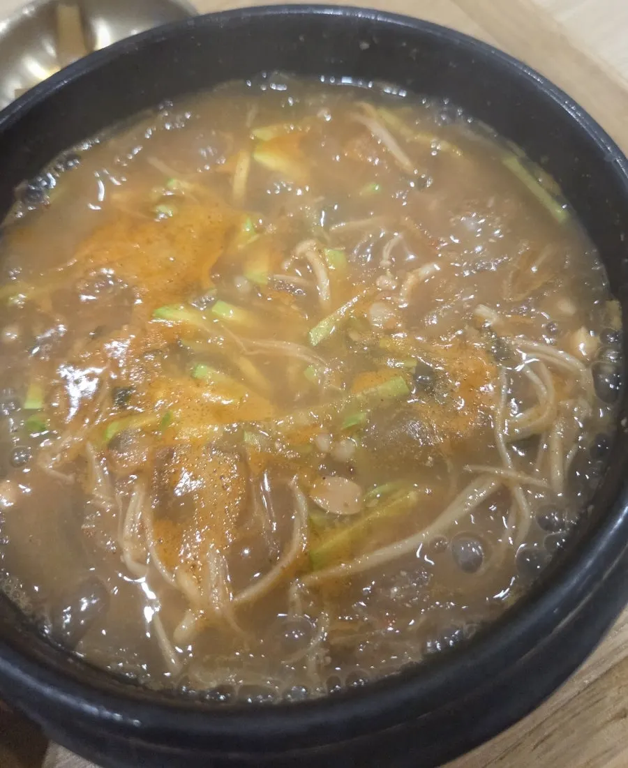 A full tofu doenjang-jjigae set meal