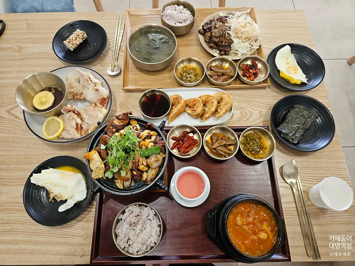 Table spread with set meals, tangsuyuk and fried mandu