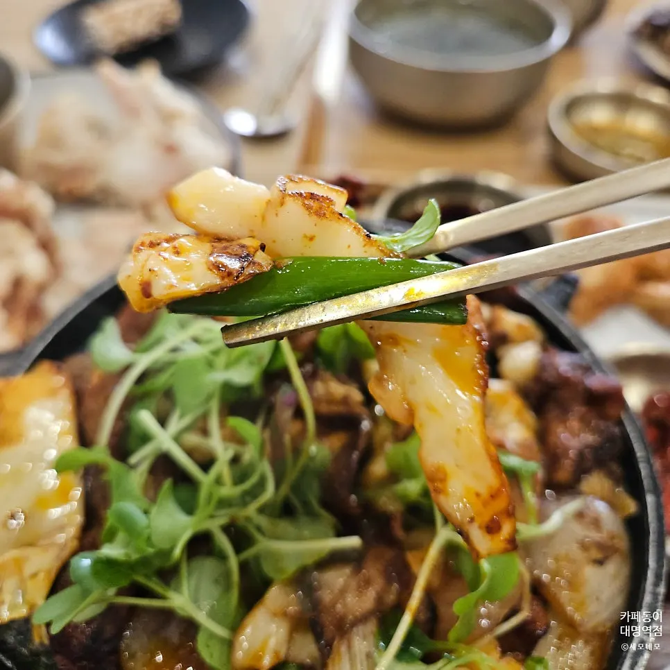 Vegetables mixed into the spicy pork stir-fry