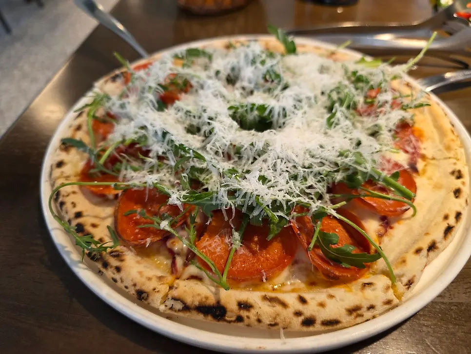 Arugula pepperoni pizza at Eopu Kitchen