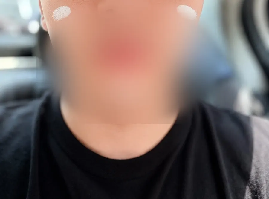 손등에 펴 바른 선크림 제형