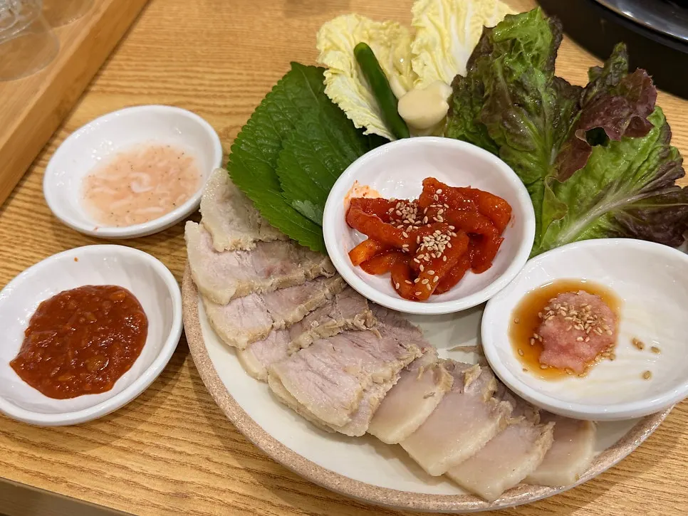 A plate of bossam served with the soup-and-bossam set