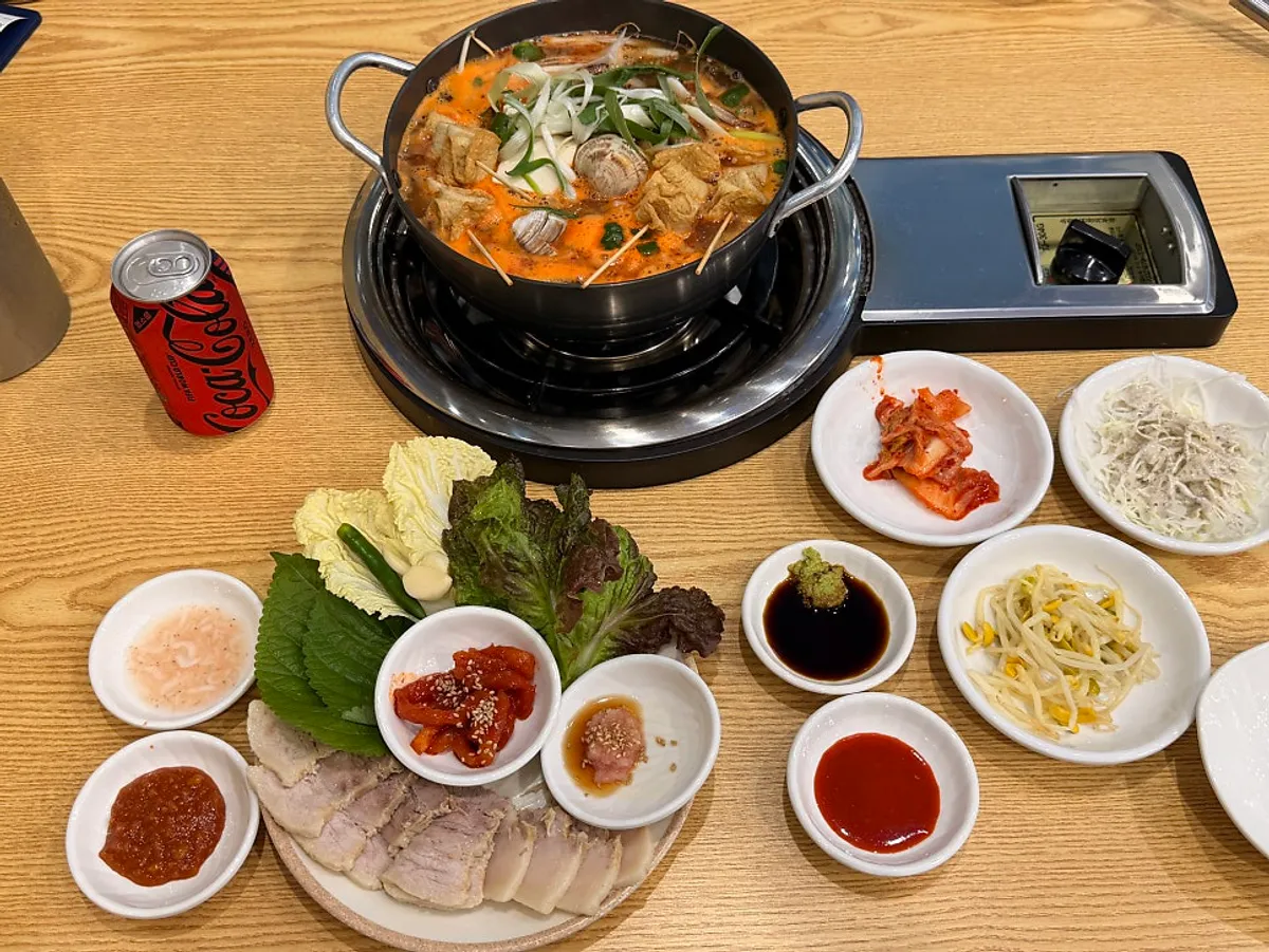 Full table spread of the soup-and-bossam set at Taegine Jogae Jeongol