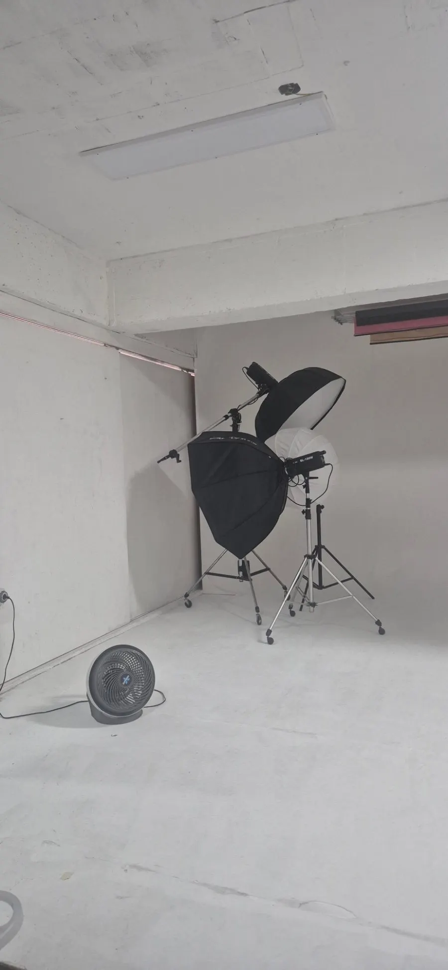 White-tone decorated shooting space