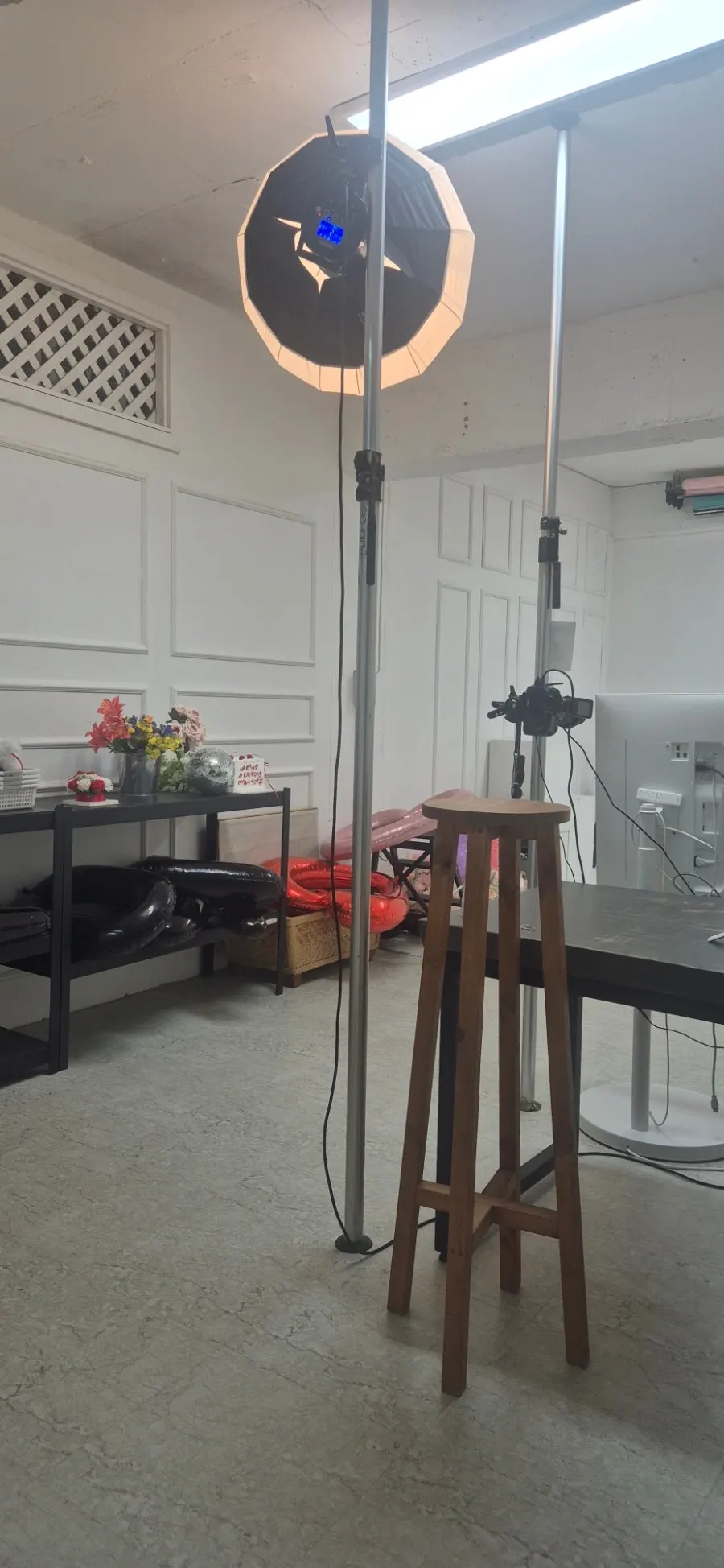 Large mirror in the shooting space