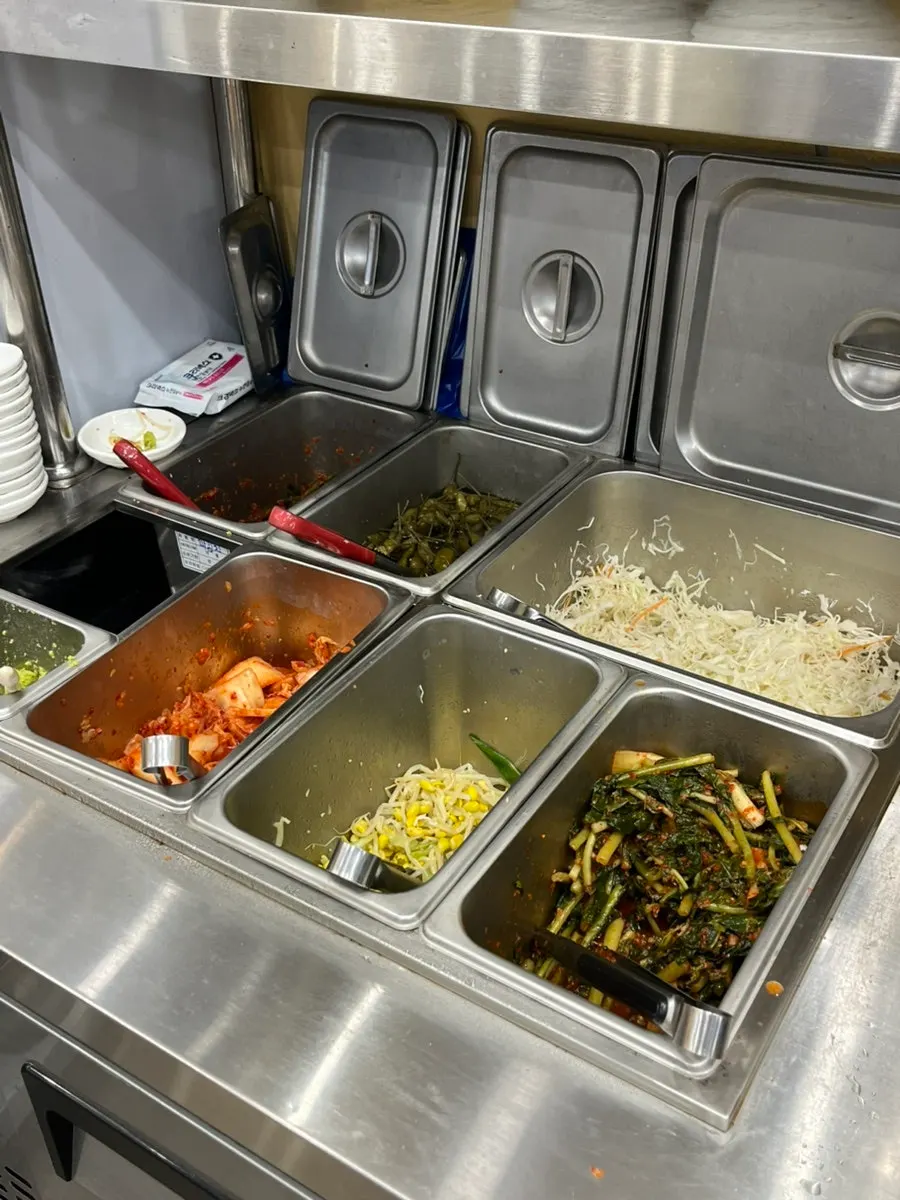 리필 가능한 밑반찬 차림