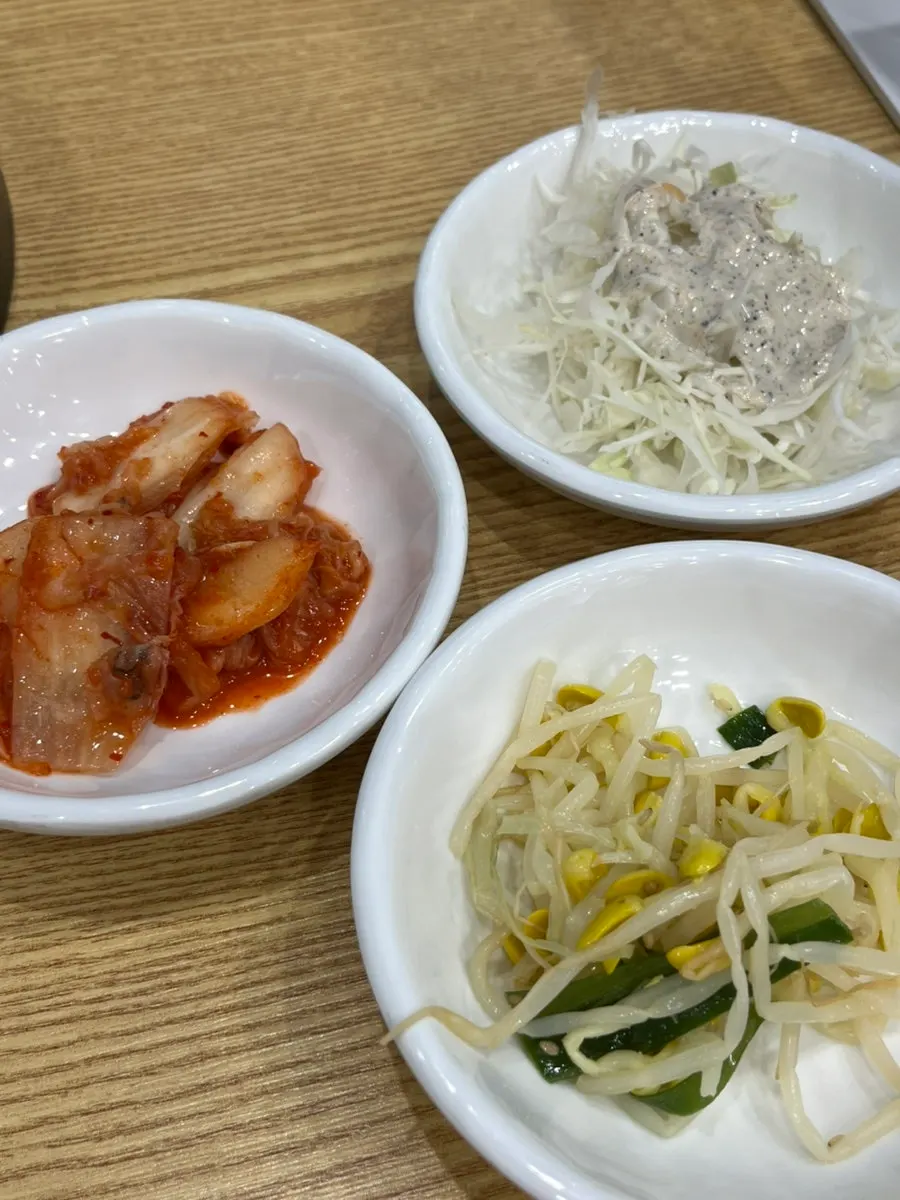 반찬과 보리밥이 놓인 테이블