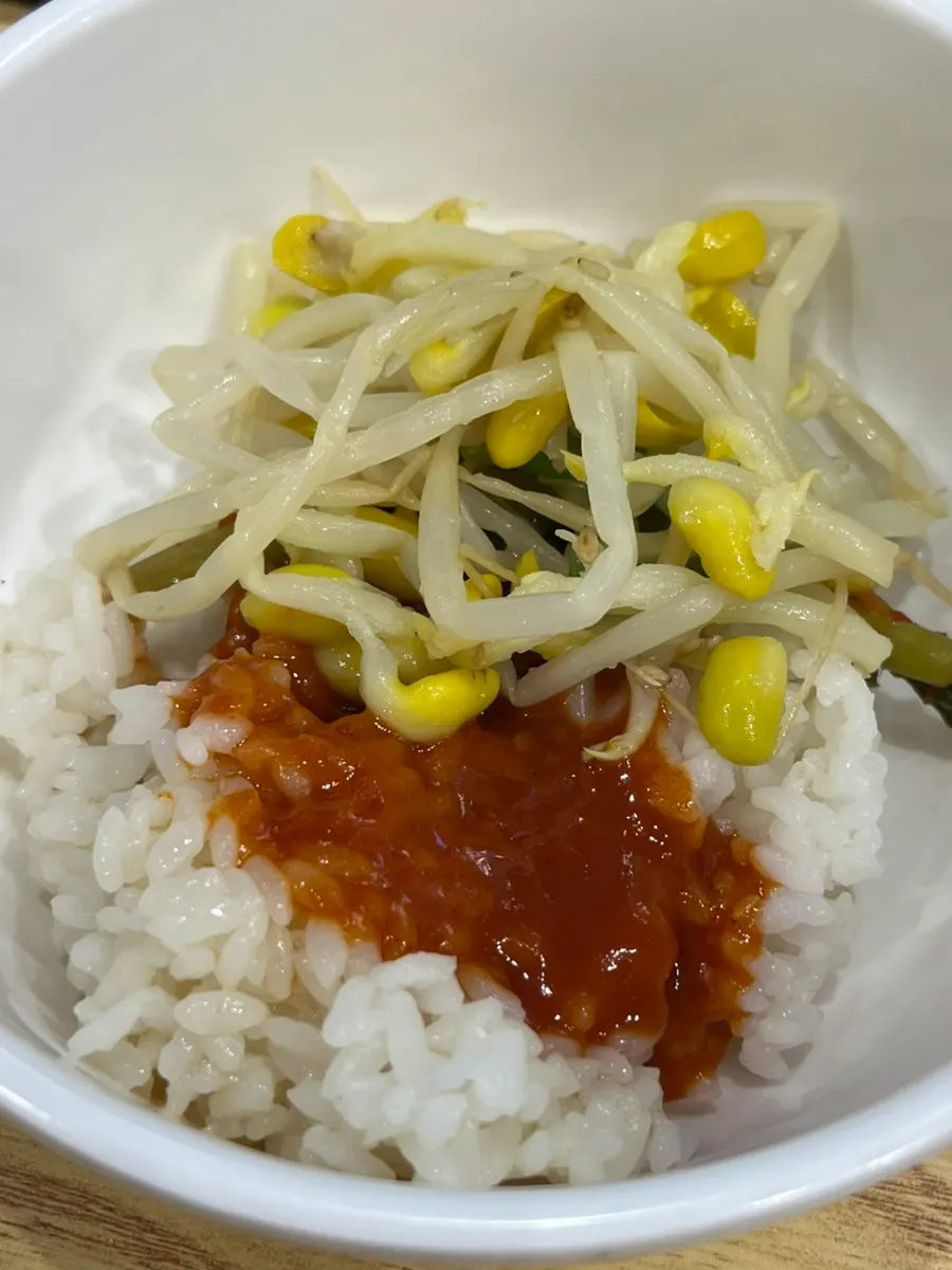 반찬 넣고 비빈 보리밥 한 그릇