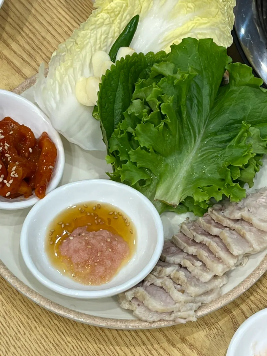 얼큰해물탕과 보쌈 한 상