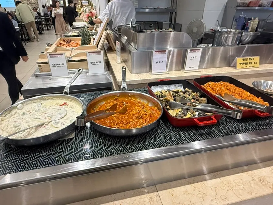 대게와 꽃게, 새우 찜 해산물 코너