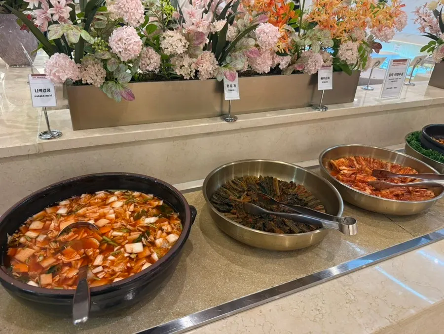 김치와 나물이 놓인 한식 코너