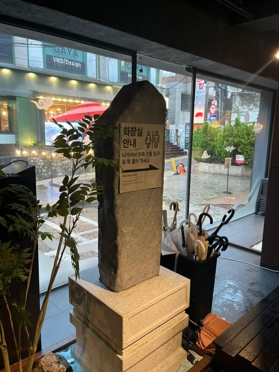 Seating area inside Arigyegok Gangnam
