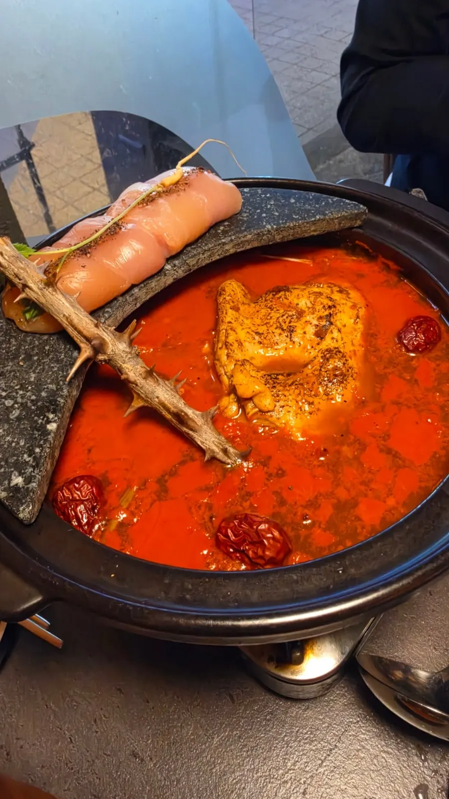 닭전골 속 큼지막한 순살 닭고기