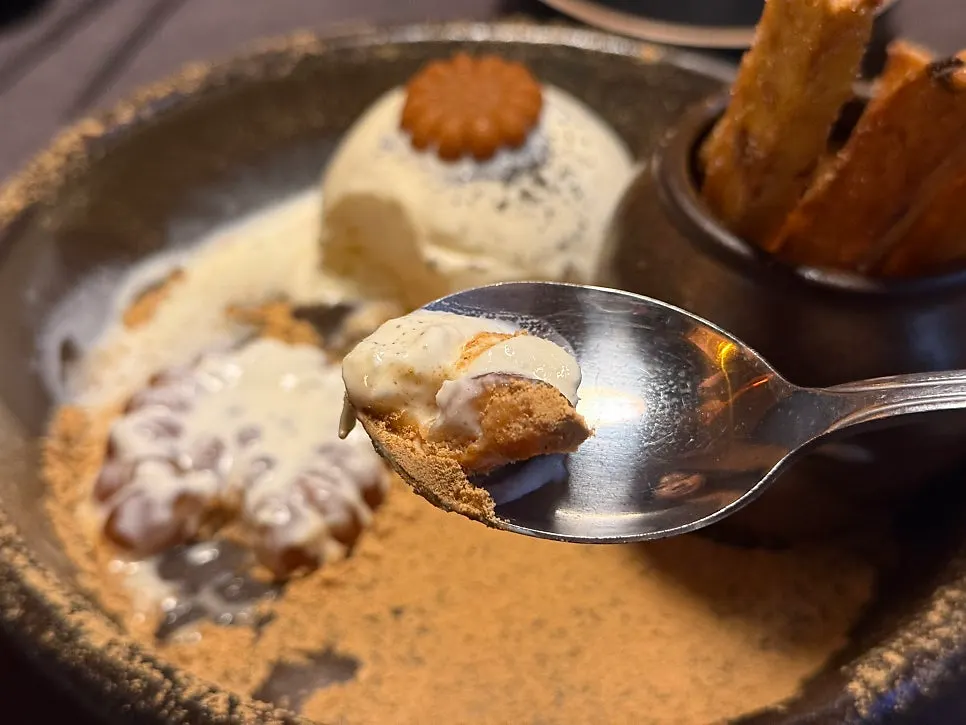 Yakgwa paired with ice cream
