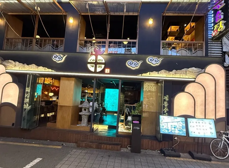 雲の文様が入った店舗外観のディテール