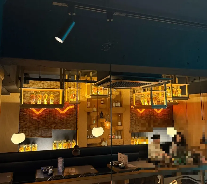 暗めの照明が敷かれた店内の全景